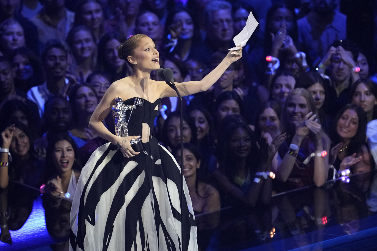 <p>Ариана Гранде и Лейди Гага доминираха на видео музикалните награди на MTV.</p>