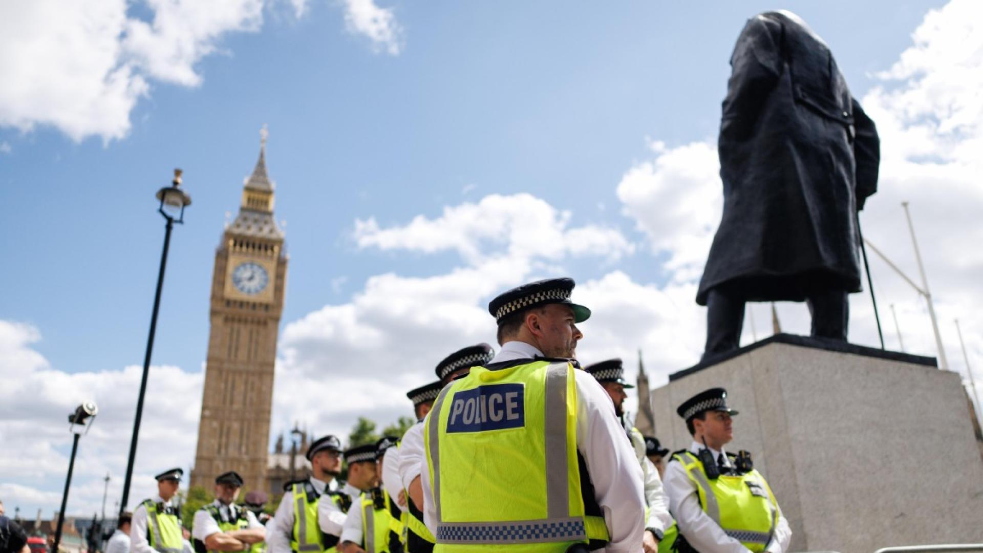 Нов графит от неуловимия уличен художник Банкси се появи отстрани