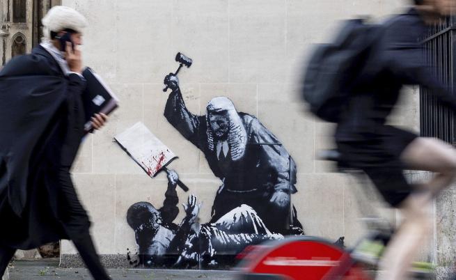 Властите премахват новия графит на Банкси, който шокира Лондон
