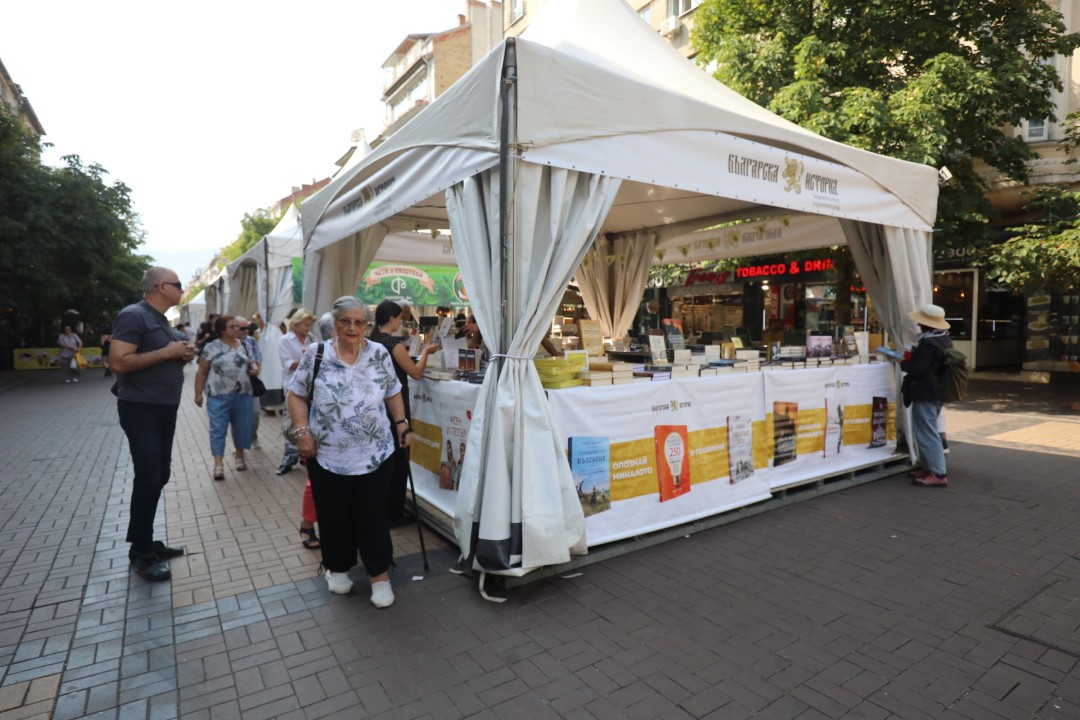 <p>На 8 септември започна 13-тото издание на &quot;Алея на книгата&quot; в София. Изложението ще продължи до 14 септември. В продължение на 7 дни пред НДК и по бул. &quot;Витоша&quot; ще са разположени белите шатри, в които почитателите на книгите ще могат да открият своите любимите си заглавия. Над 150 български издателства се включват в тазгодишното издание на изложението.</p>