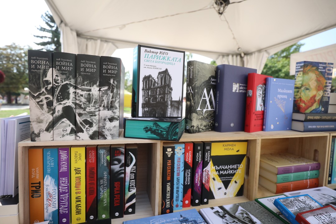 <p>На 8 септември започна 13-тото издание на &quot;Алея на книгата&quot; в София. Изложението ще продължи до 14 септември. В продължение на 7 дни пред НДК и по бул. &quot;Витоша&quot; ще са разположени белите шатри, в които почитателите на книгите ще могат да открият своите любимите си заглавия. Над 150 български издателства се включват в тазгодишното издание на изложението.</p>