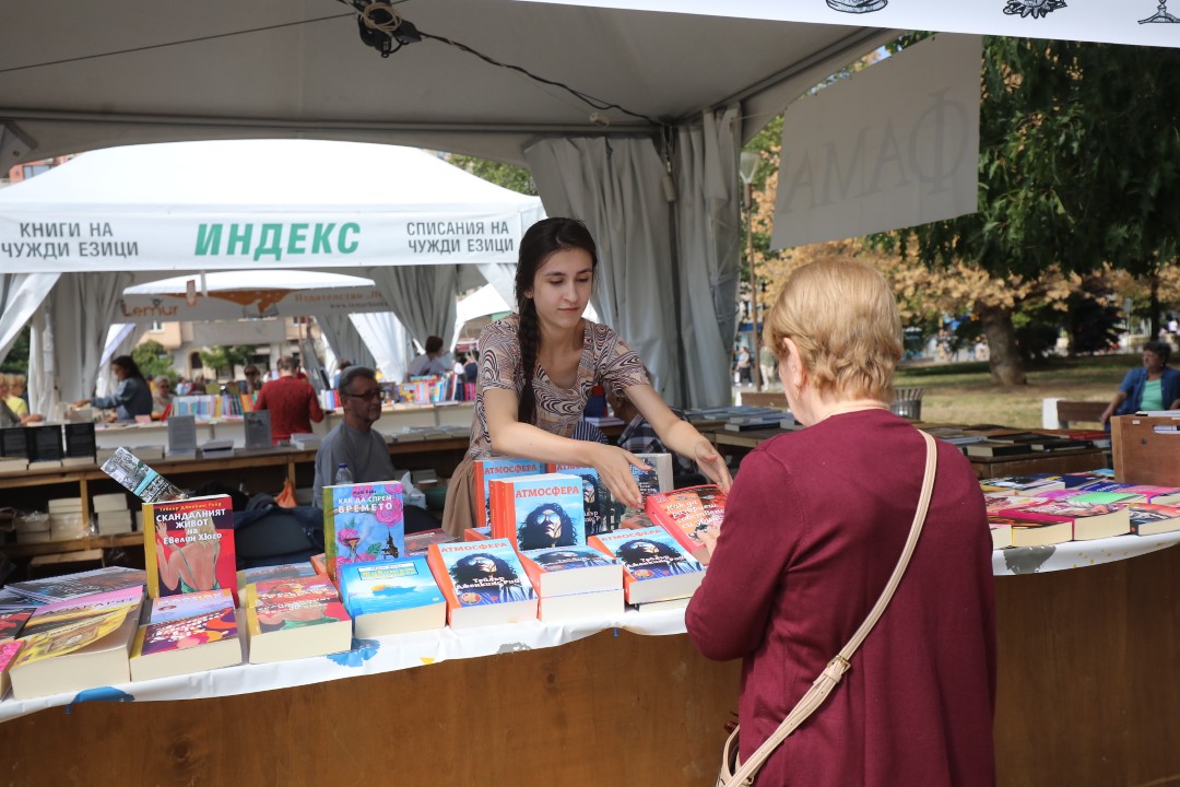 <p>На 8 септември започна 13-тото издание на &quot;Алея на книгата&quot; в София. Изложението ще продължи до 14 септември. В продължение на 7 дни пред НДК и по бул. &quot;Витоша&quot; ще са разположени белите шатри, в които почитателите на книгите ще могат да открият своите любимите си заглавия. Над 150 български издателства се включват в тазгодишното издание на изложението.</p>