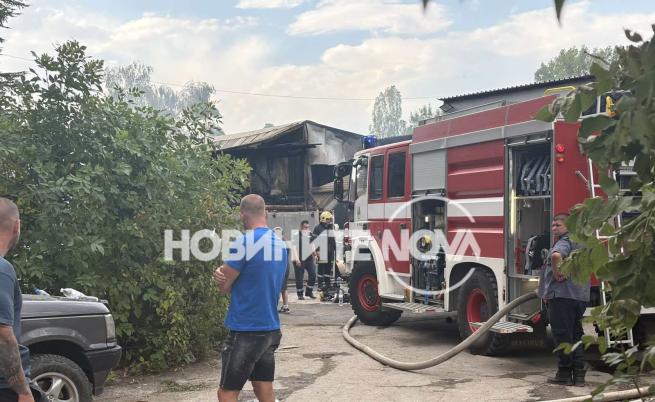 Пожар в автосервиз в София