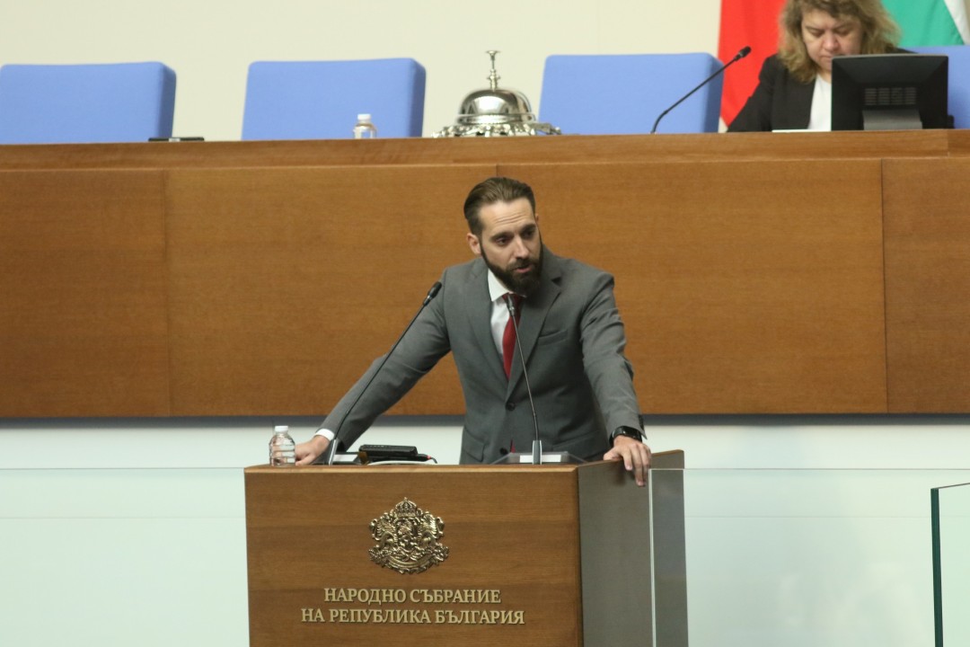 <p>Със 128 гласа &quot;за&quot;, 56 &quot;против&quot; и 6 &quot;въздържал се&quot; Народното събрание избра председателя на Комисията за защита на потребителите Мария Филипова за заместник-омбудсман на Република България. Тя получи подкрепата на депутатите от ГЕРБ-СДС, &quot;ДПС-Ново начало&quot;, БСП, ИТН и четирима от нечленуващите в парламентарна група.</p>