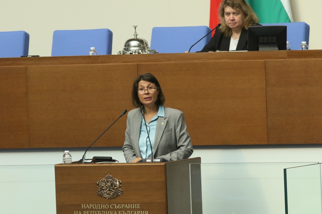 <p>Със 128 гласа &quot;за&quot;, 56 &quot;против&quot; и 6 &quot;въздържал се&quot; Народното събрание избра председателя на Комисията за защита на потребителите Мария Филипова за заместник-омбудсман на Република България. Тя получи подкрепата на депутатите от ГЕРБ-СДС, &quot;ДПС-Ново начало&quot;, БСП, ИТН и четирима от нечленуващите в парламентарна група.</p>