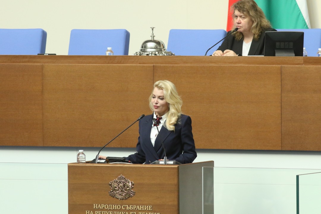 <p>Със 128 гласа &quot;за&quot;, 56 &quot;против&quot; и 6 &quot;въздържал се&quot; Народното събрание избра председателя на Комисията за защита на потребителите Мария Филипова за заместник-омбудсман на Република България. Тя получи подкрепата на депутатите от ГЕРБ-СДС, &quot;ДПС-Ново начало&quot;, БСП, ИТН и четирима от нечленуващите в парламентарна група.</p>
