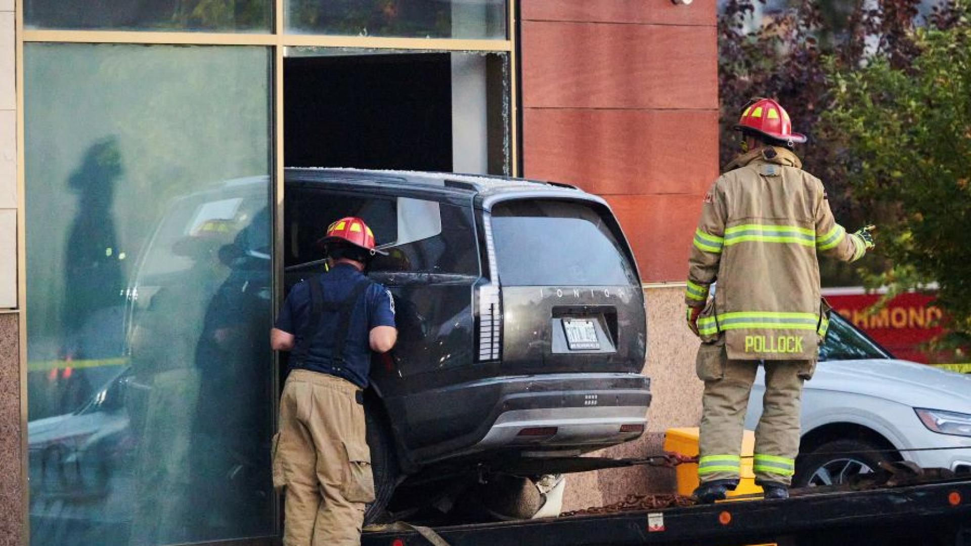 Малко дете загина след като SUV се вряза през прозореца