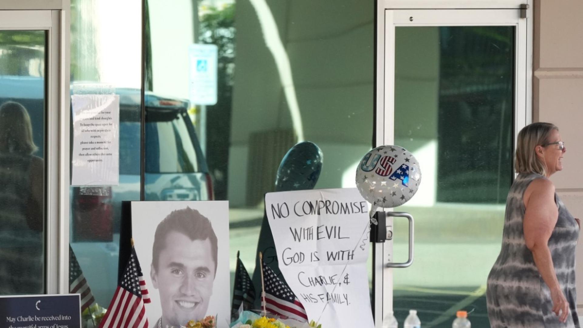 Втишината на ранните часове се чуваха тихи ридания Десетки хора се