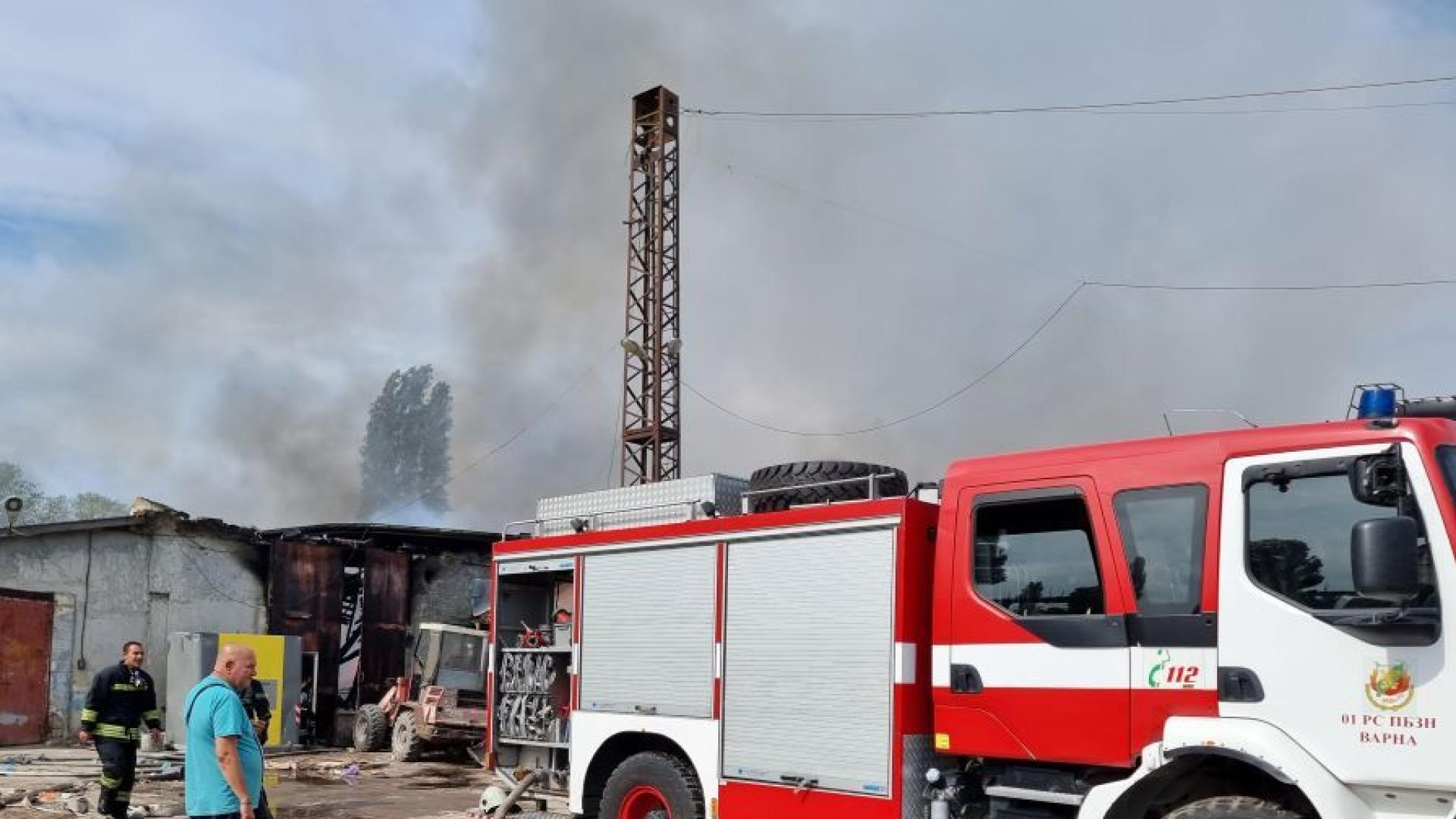 Пожар гори под Аспаруховия мост във Варна зад база на