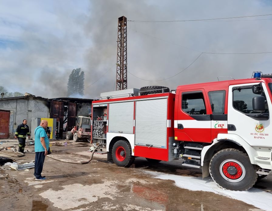 Пожар горя под Аспаруховия мост във Варна (СНИМКИ)