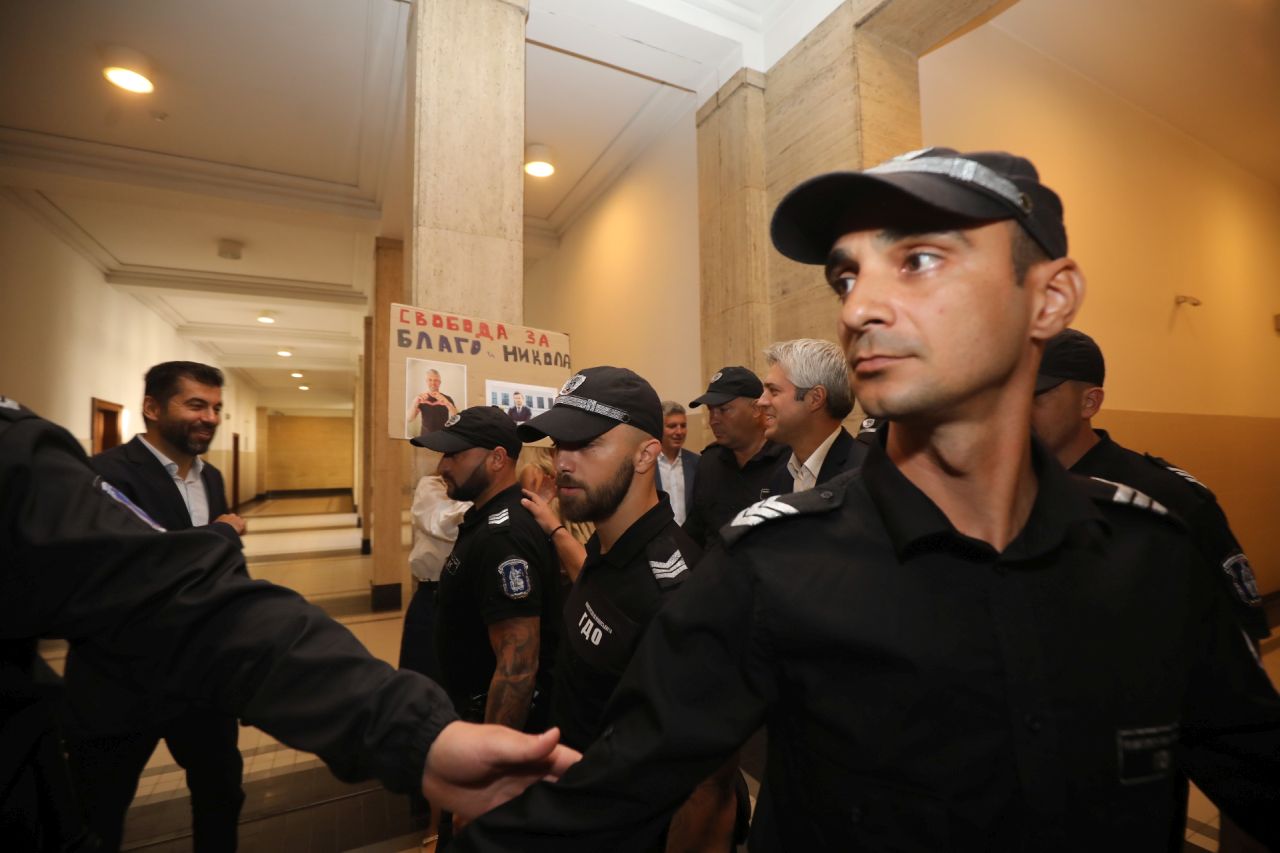 <p>Кметът на Варна Благомир Коцев се яви пред Софийския градски съд, където се гледа искането за промяна на мярката му &bdquo;задържане под стража&ldquo;. Той благодари за подкрепата и изрази надежда за по-лека мярка. В залата присъстваха депутати от ПП&ndash;ДБ, сред които Николай Денков, Лена Бориславова и Кирил Петков. Делото е по разследване за корупция, по което са обвинени и двама общински съветници.</p>