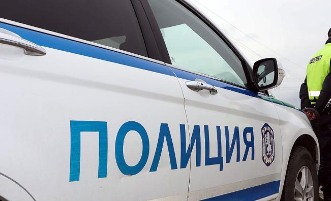 Задържаха мъж, влачил кучето си с кола в Кнежа