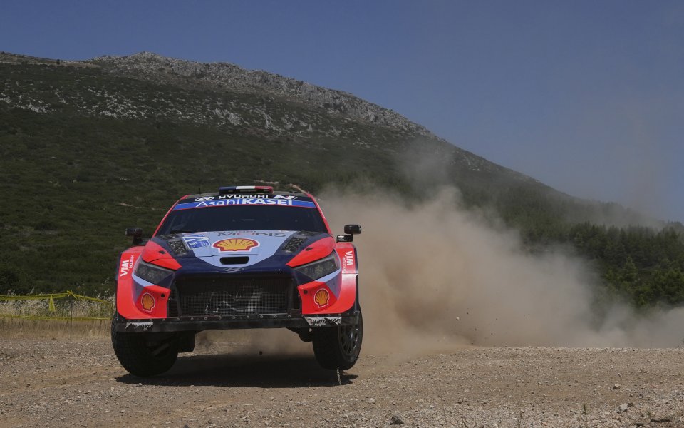 Адриен Фурмо поведе след първия ден на рали Чили, Тенак отпадна