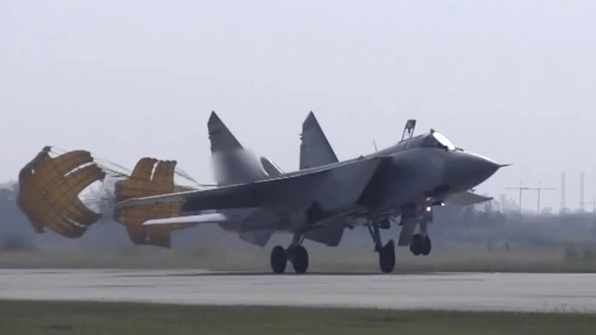 Руски самолети МиГ 31 оборудвани с хиперзвукови балистични ракети са прелетели