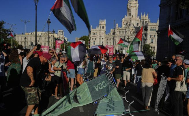 Пропалестински протест прекрати последния етап от колоездачната Обиколка на Испания
