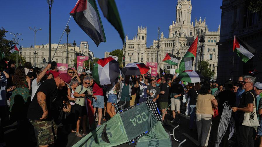 Пропалестински протест прекрати последния етап от колоездачната Обиколка на Испания