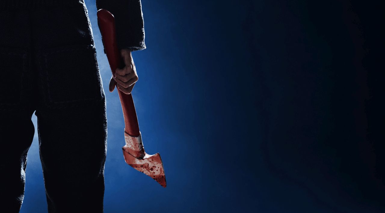 Жена нападна спящия си приятел с брадва