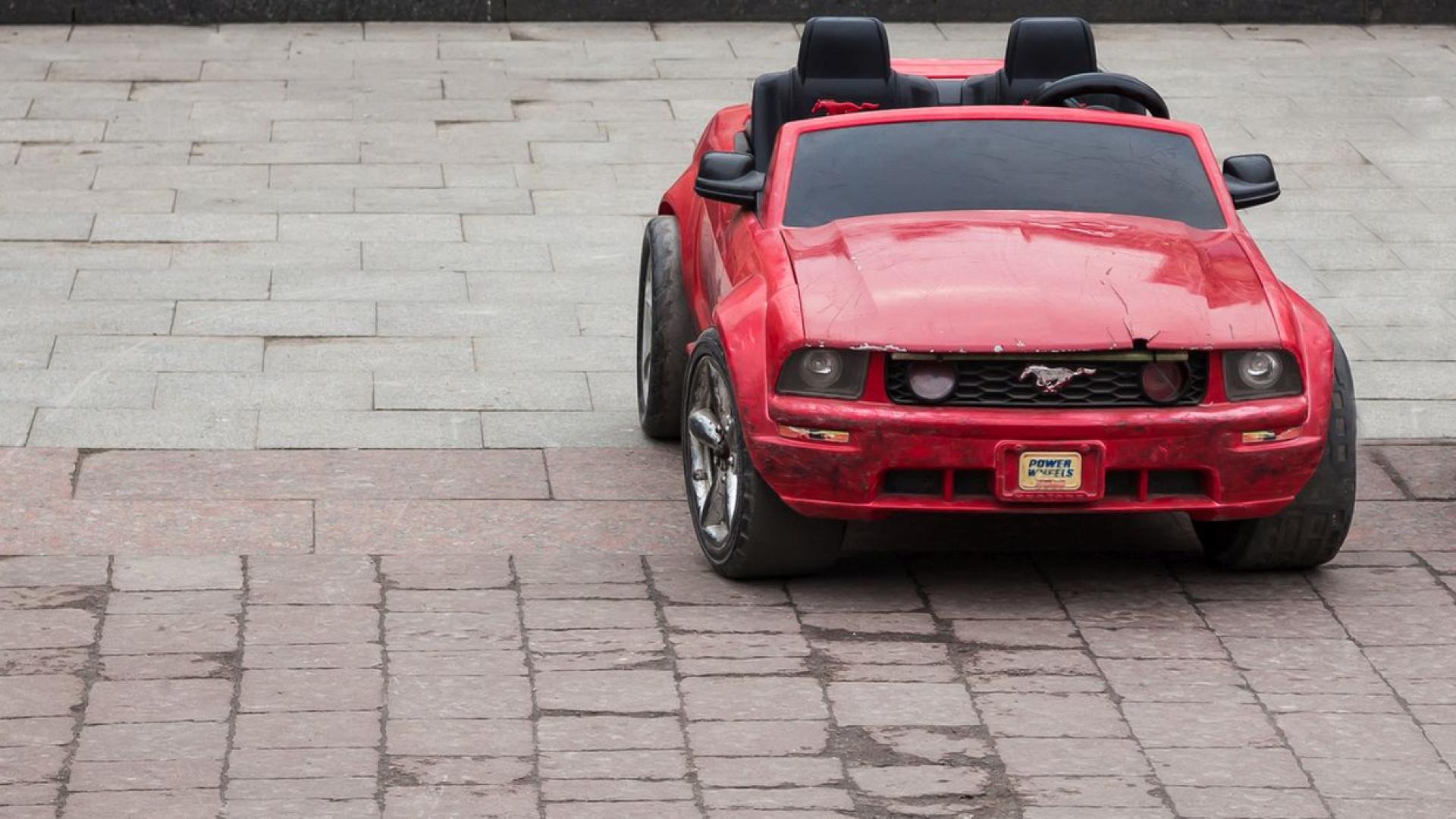 Пиян мъж с авиаторски очила беше арестуван докато шофираше детски