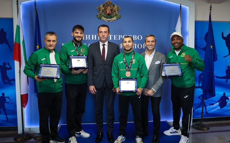 Министър Пешев награди Киуан и Росенов