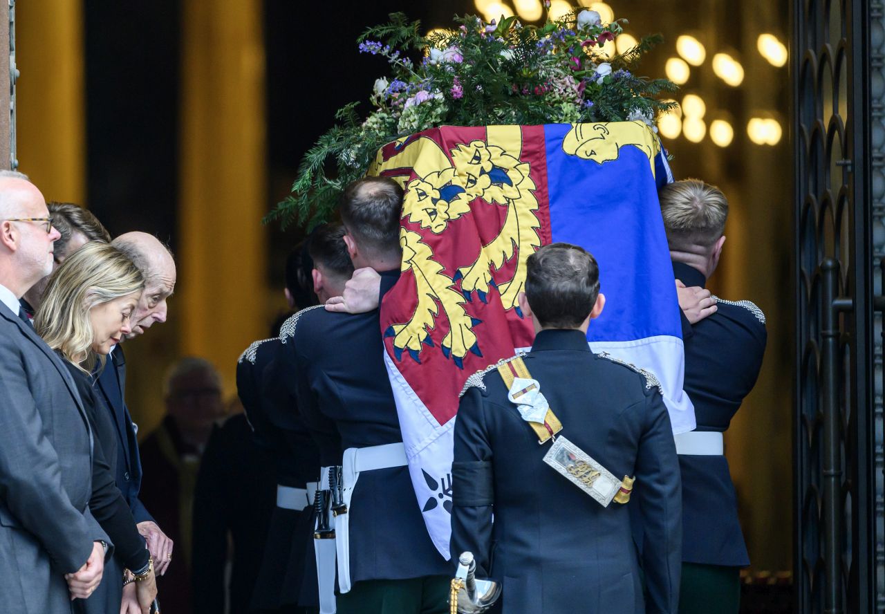 <p>Британското кралско семейство се събра в Уестминстърската катедрала, за да отдаде последна почит на херцогинята на Кент, Катрин, която почина на 92 години. Сред присъстващите бяха крал Чарлз III, принц Уилям и Кейт Мидълтън, облечена в елегантно черно, както и принц Андрю с бившата си съпруга Сара Фъргюсън. Принц Хари не присъства, като изпрати своите съболезнования лично по-рано.</p>