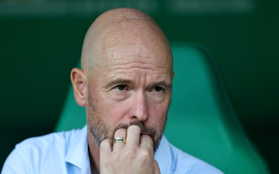 Тен Хаг отказал завръщане в Нидерландия, за да защити неустойката си след уволнението от Леверкузен