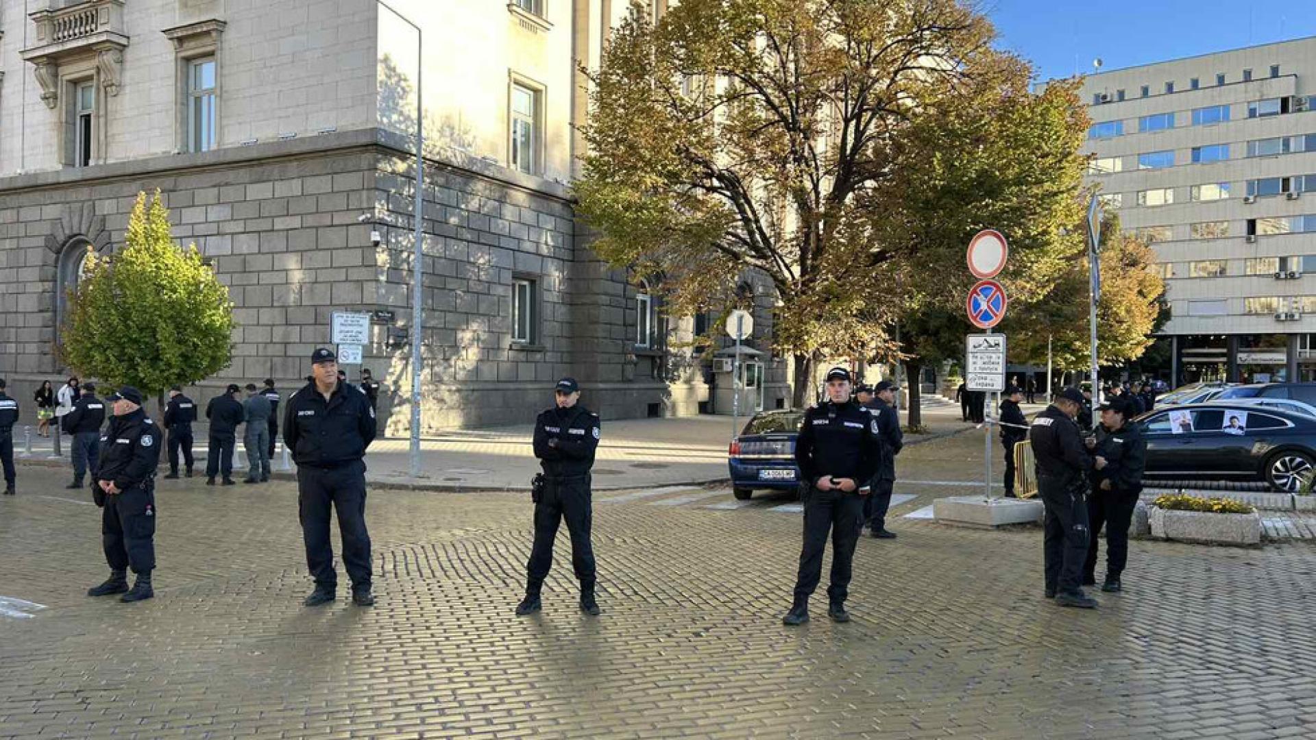 Полицай охраняващ протеста който се провежда пред Народното събрание е