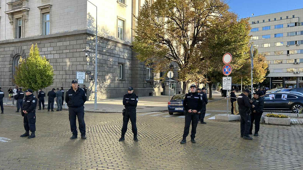 Полицай, охранявал протеста пред НС, е починал