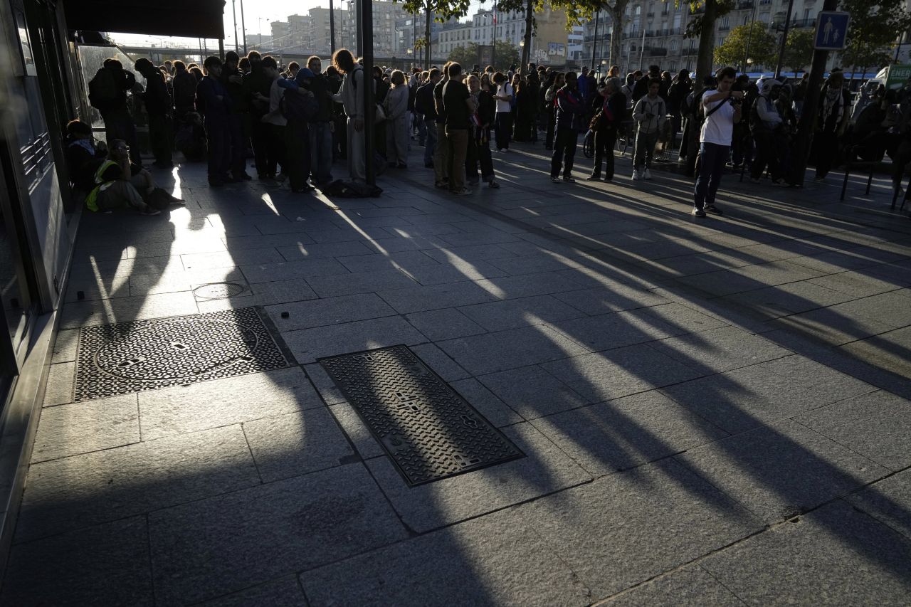 <p>Хиляди французи се включиха в най-голямата стачка от години. Учители, работници и полицаи излязоха на улиците срещу плановете за строги икономии и бюджетни съкращения. В над 250 града протестите доведоха до блокади, напрежение и парализиране на транспорта. Галерията показва плакатите, маршовете и сблъсъците, които разтърсиха Франция.</p>