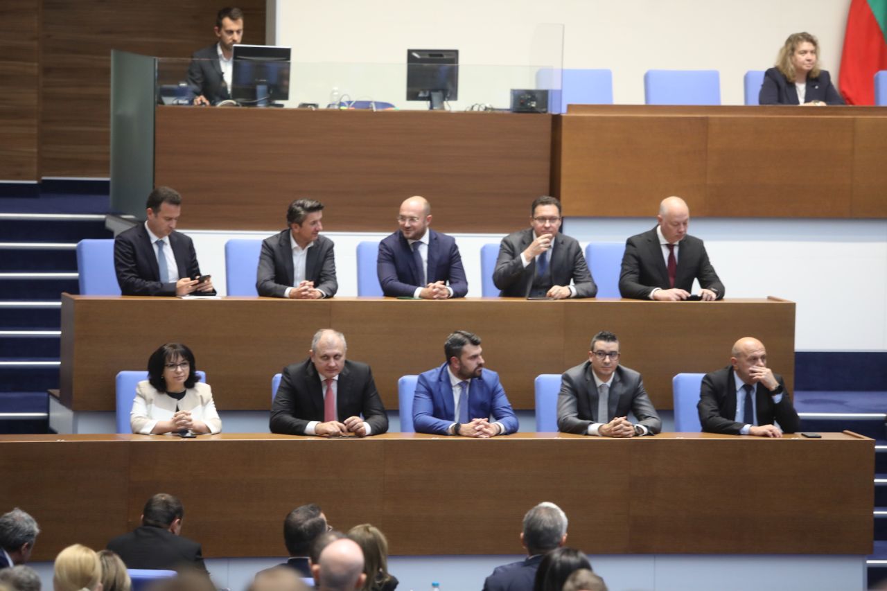 <p>Депутатите гласуваха днес пети вот на недоверие срещу кабинета &bdquo;Желязков&ldquo;. Със 101 гласа &bdquo;за&ldquo; срещу 133 гласа &bdquo;против&ldquo; вотът не мина. Нямаше гласували &bdquo;въздържал се&ldquo;.</p>