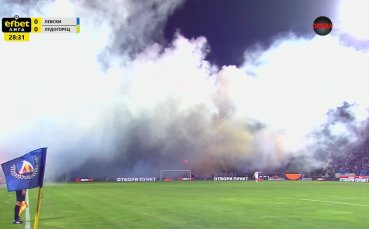 Димна завеса временно спря Левски - Лудогорец