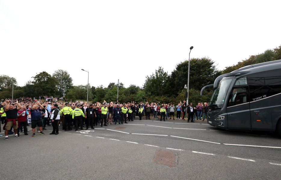 Протест на феновете на Уест Хем1