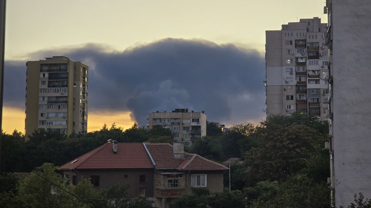 Горя бившата рафинерия „Плама“, няма опасност за населението