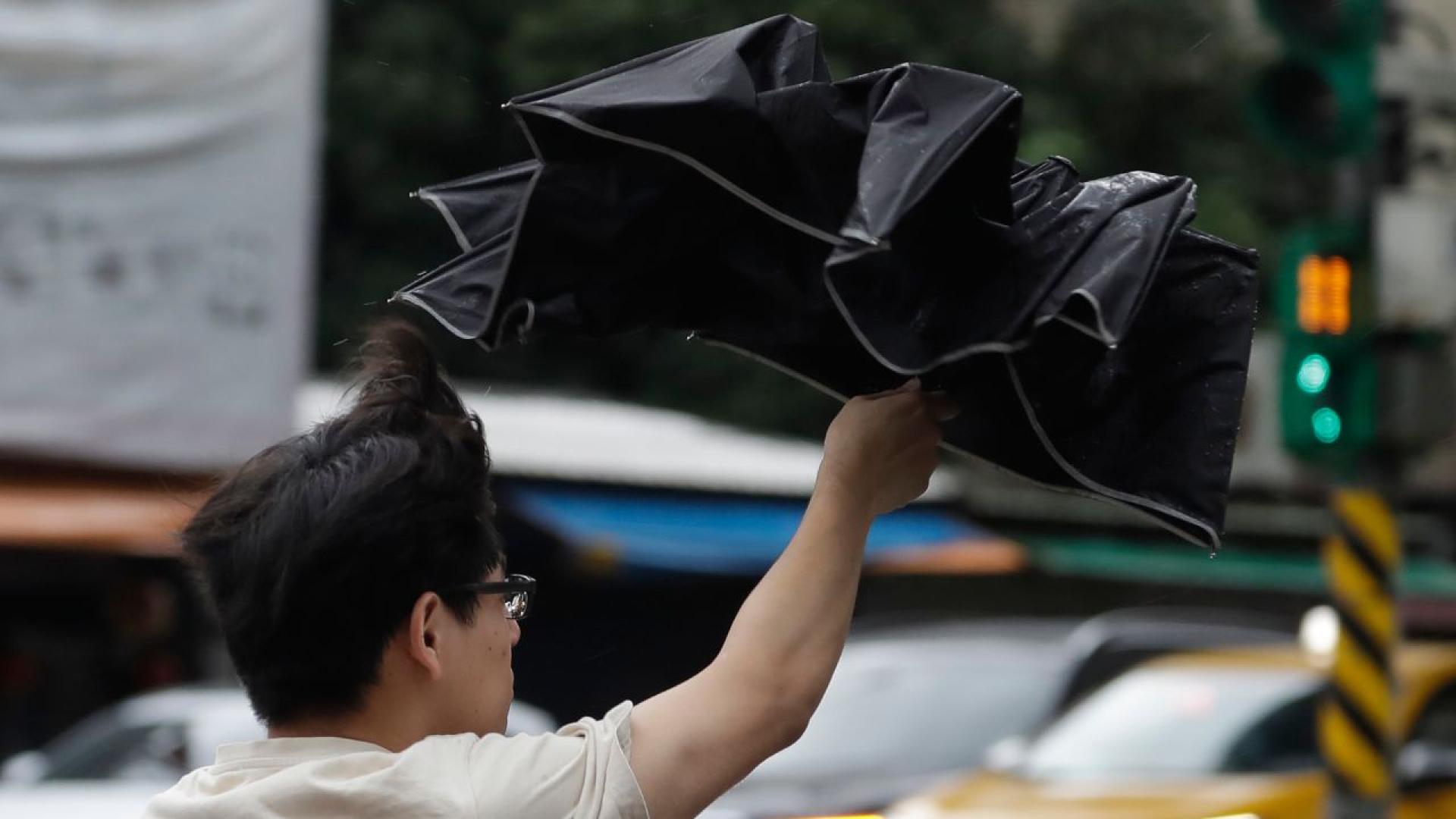 Хонконг затвори училищата и отмени полетите тъй като супер тайфунът