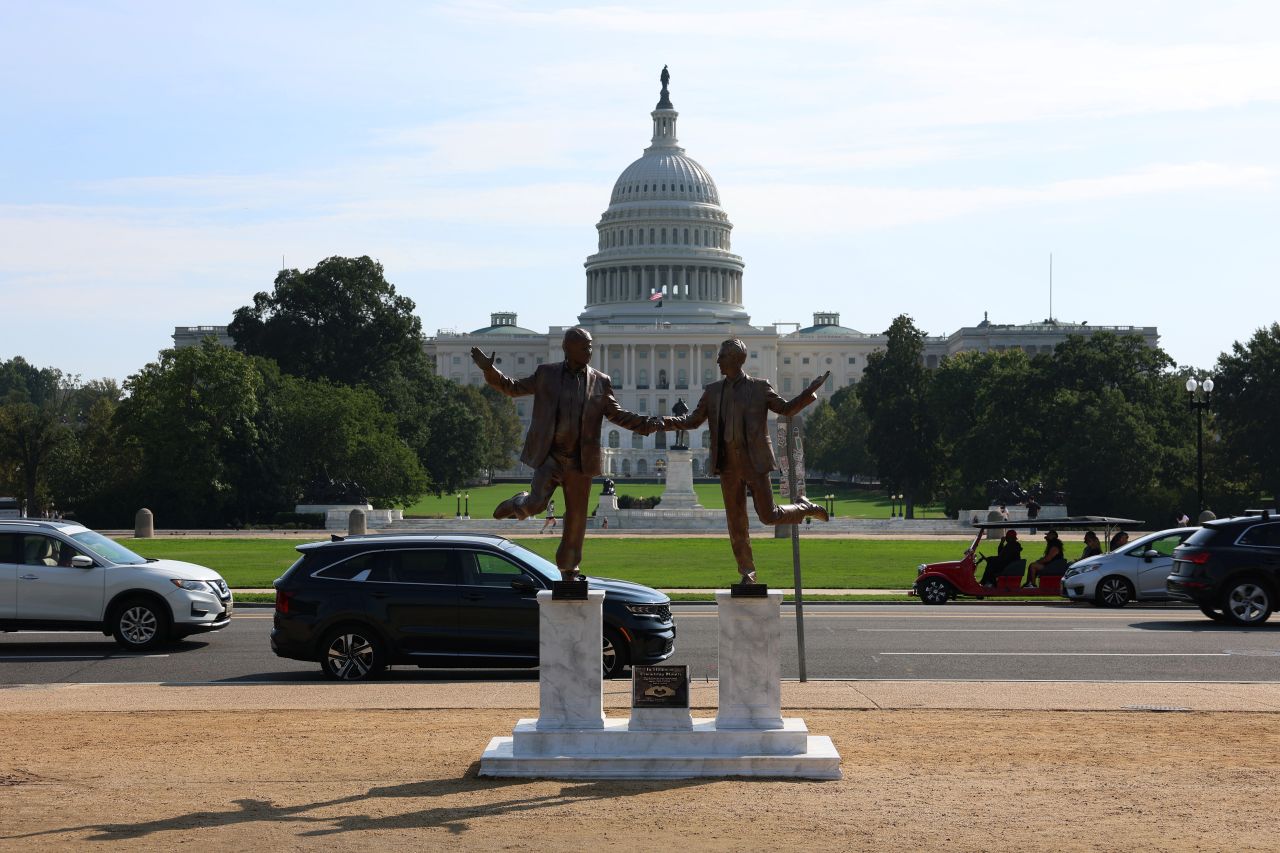 <p>Галерията представя новата бронзова статуя на National Mall, изобразяваща Доналд Тръмп и Джефри Епстийн в радостна поза. Инсталацията предизвика оживени реакции и дискусии, като акцентира върху миналата връзка между президента и осъдения трафикант.</p>