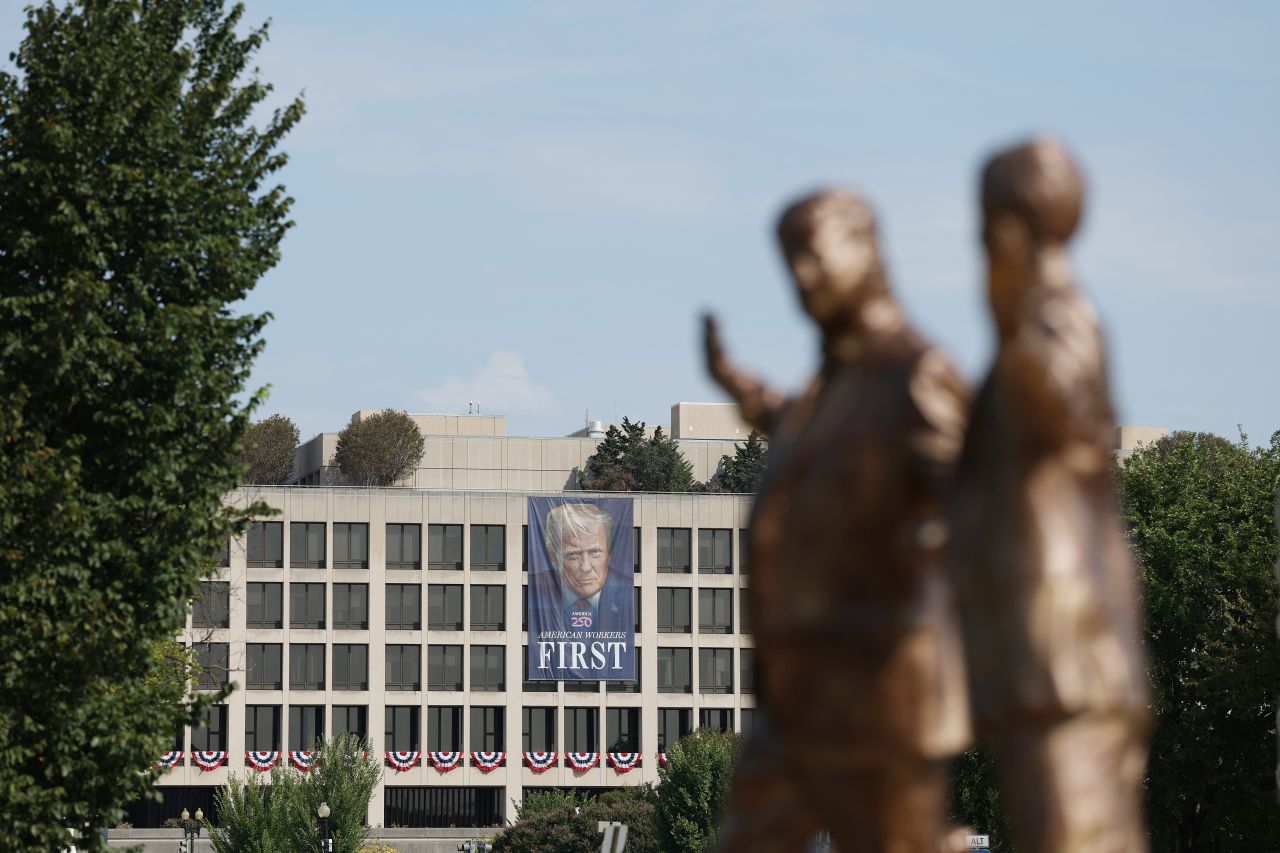 <p>Галерията представя новата бронзова статуя на National Mall, изобразяваща Доналд Тръмп и Джефри Епстийн в радостна поза. Инсталацията предизвика оживени реакции и дискусии, като акцентира върху миналата връзка между президента и осъдения трафикант.</p>