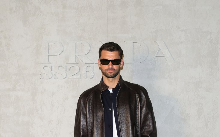 Гришо опасно близо със секси моделка