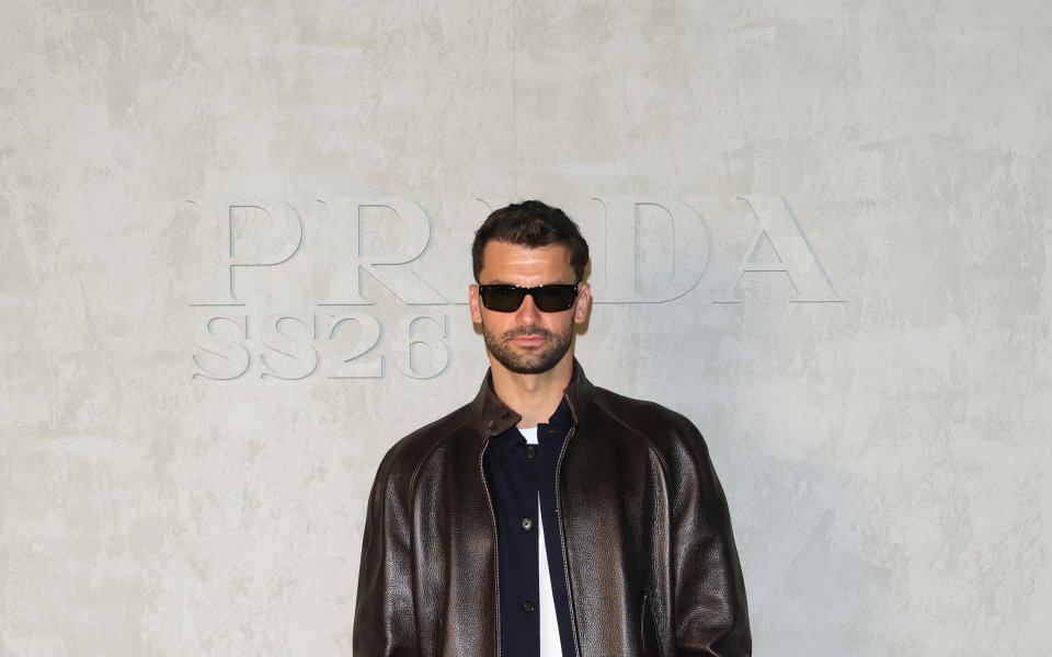 Гришо опасно близо със секси моделка