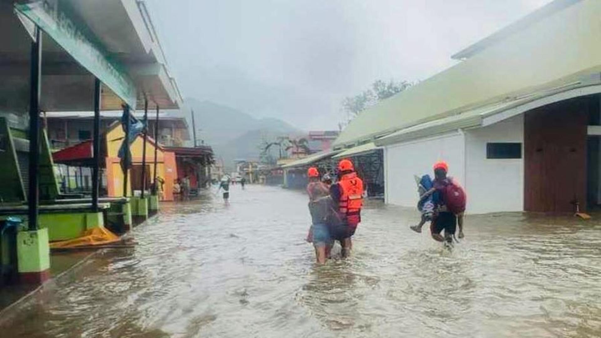 Филипинските власти съобщиха че броят на жертвите при преминаването на тропическата