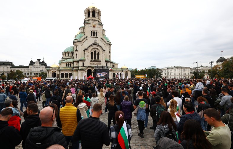 Фенове на България подкрепят от София националите по волейбол