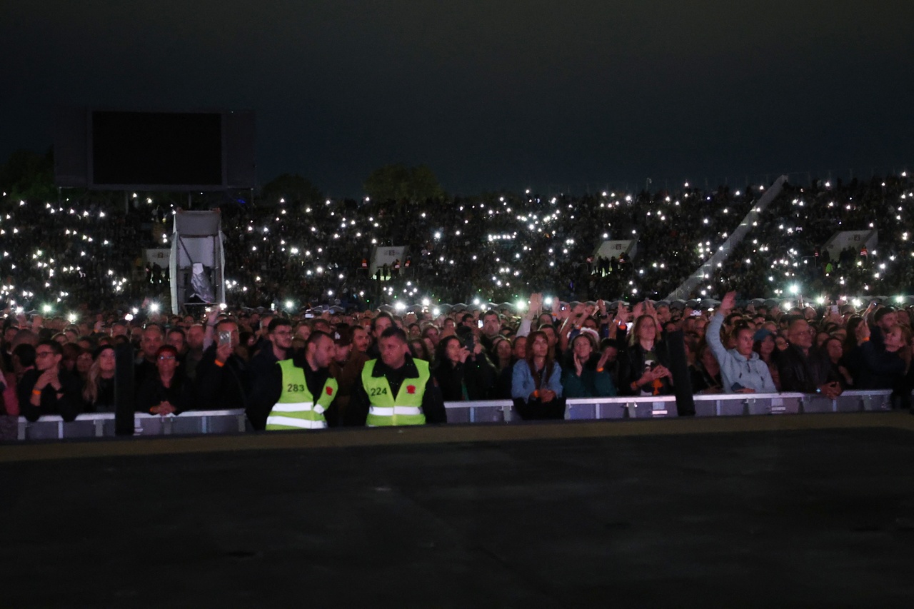 <p>Роби Уилямс пя пред повече от 40 000 души на националния стадион &bdquo;Васил Левски&ldquo;. &bdquo;България, вие ми дадохте всичко. Енергията ви, любовта ви, вниманието ви &ndash; всичко това се превръща в магия. Това е причината да продължавам да пея, да танцувам и да се боря с моите тревоги и страхове&ldquo;, каза британската попзвезда.</p>