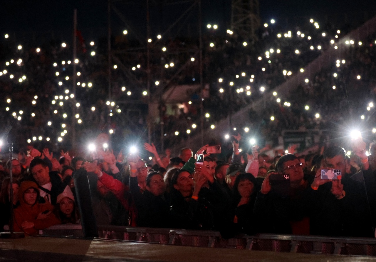 <p>Роби Уилямс пя пред повече от 40 000 души на националния стадион &bdquo;Васил Левски&ldquo;. &bdquo;България, вие ми дадохте всичко. Енергията ви, любовта ви, вниманието ви &ndash; всичко това се превръща в магия. Това е причината да продължавам да пея, да танцувам и да се боря с моите тревоги и страхове&ldquo;, каза британската попзвезда.</p>