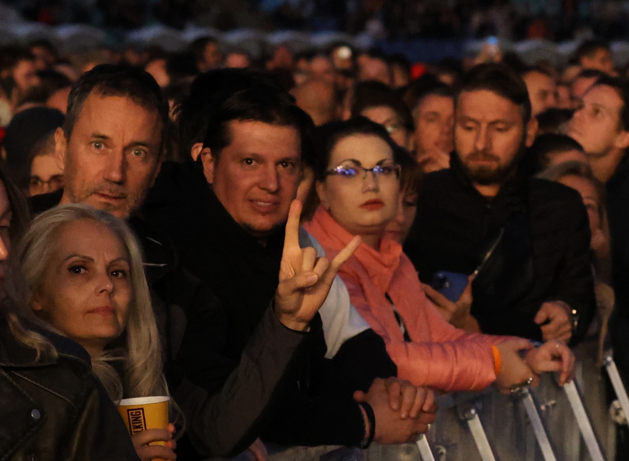 <p>Роби Уилямс пя пред повече от 40 000 души на националния стадион &bdquo;Васил Левски&ldquo;. &bdquo;България, вие ми дадохте всичко. Енергията ви, любовта ви, вниманието ви &ndash; всичко това се превръща в магия. Това е причината да продължавам да пея, да танцувам и да се боря с моите тревоги и страхове&ldquo;, каза британската попзвезда.</p>