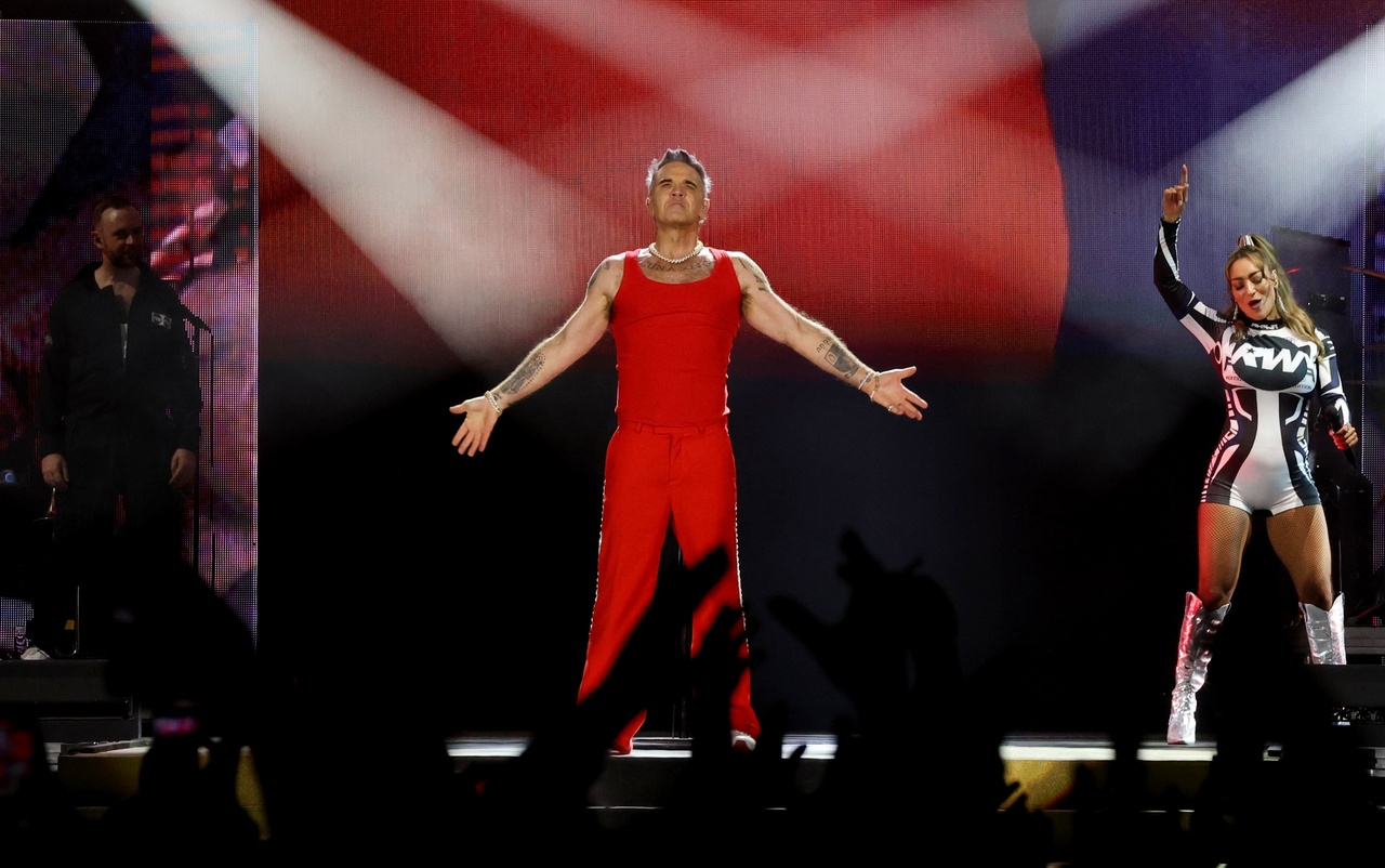 <p>Роби Уилямс пя пред повече от 40 000 души на националния стадион &bdquo;Васил Левски&ldquo;. &bdquo;България, вие ми дадохте всичко. Енергията ви, любовта ви, вниманието ви &ndash; всичко това се превръща в магия. Това е причината да продължавам да пея, да танцувам и да се боря с моите тревоги и страхове&ldquo;, каза британската попзвезда.</p>