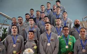Волейболните герои се прибраха на родна земя