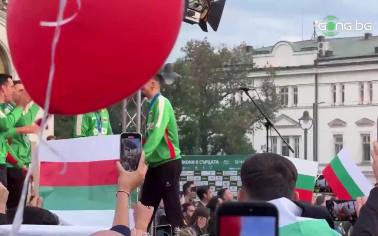 Френетична атмосфера за националите по волейбол в София