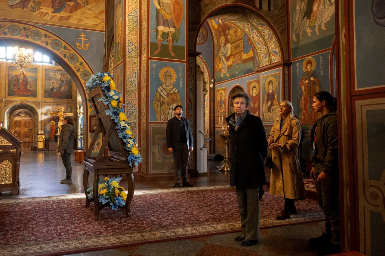 <p>Сестрата на крал Чарлз III, направи тайно посещение в Киев, Украйна. От съображения за сигурност, визитата не беше обявена предварително.</p>