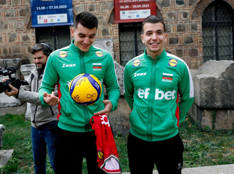 Президентът Румен Радев награди волейболните герои на България1