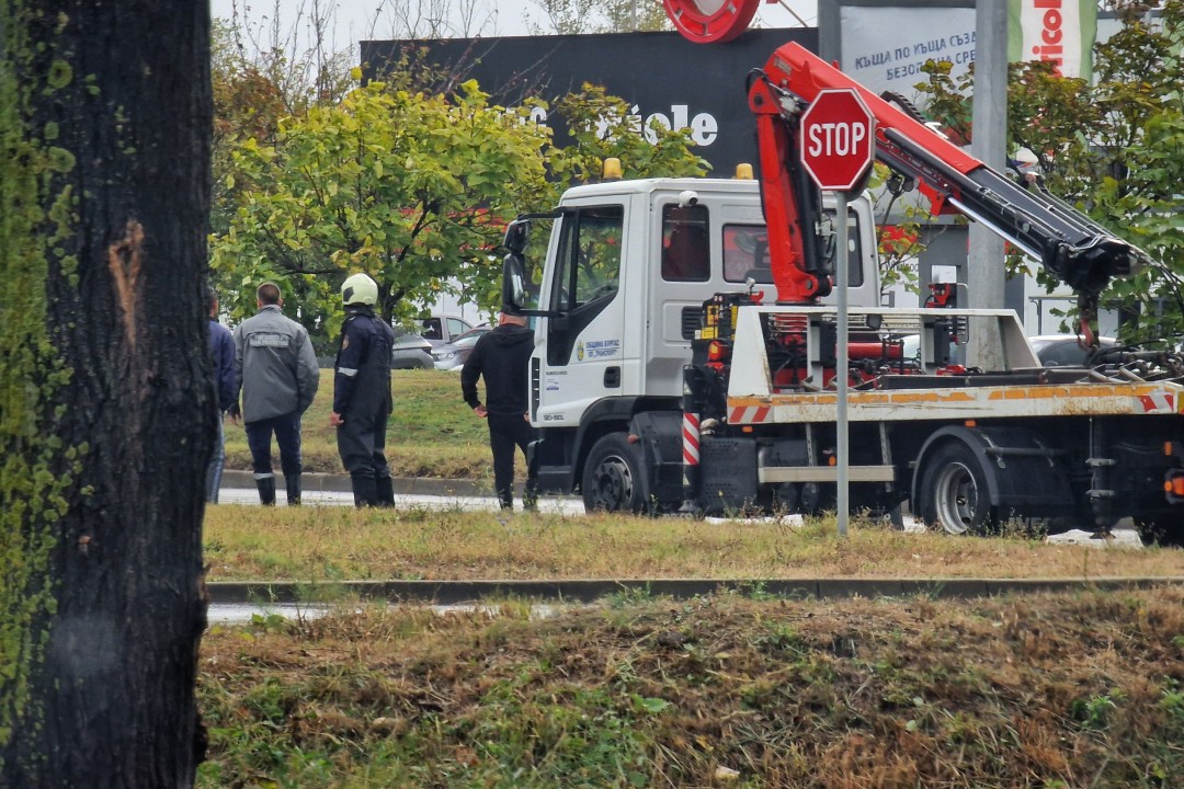 <p>В следствие на усложнената метеорологична обстановка и обилни валежи в Община Бургас е обявено частично бедствено положение. Движението в града е затруднено поради наводнени пътни участъци.</p>