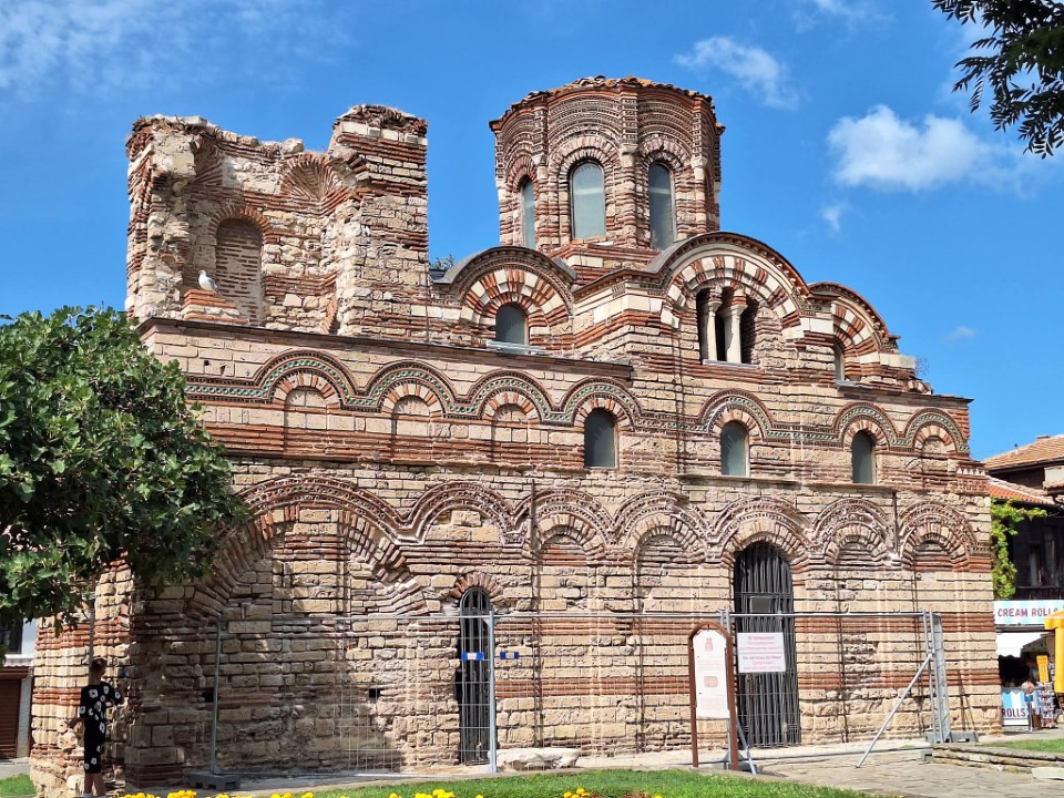 <p>Несебър е дом на много култури, на много векове история, а в наши дни и на туристи от цял свят, които искат да летуват в този древен морски град. Макар да е загубил част от своето обаяние, да е пренаселен и презастроен, старият град и неговия дух остават живи и до днес, за да разкажат за едно красиво, историческо място от нашата родина.</p>
