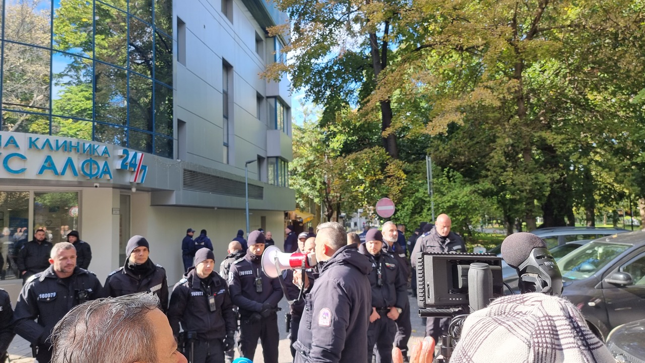 <p>Протест на близките на 6-годишното дете, издъхнало на зъболекарски стол в Пловдив.</p>